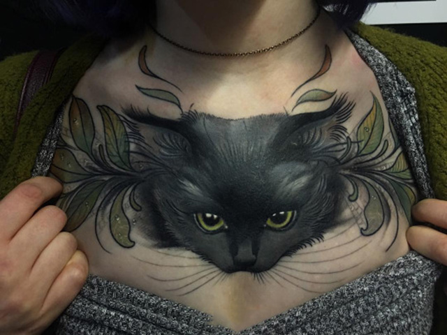 点击大图看下一张：胸部猫咪彩绘写实纹身图案