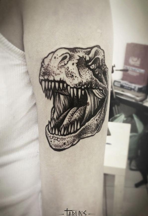 点击大图看下一张：黑色的点刺纹身素描技巧骷髅头纹身动物恐龙纹身图案
