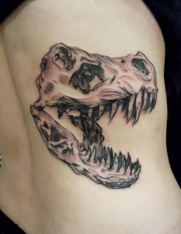 点击大图看下一张：黑色的点刺纹身素描技巧骷髅头纹身动物恐龙纹身图案