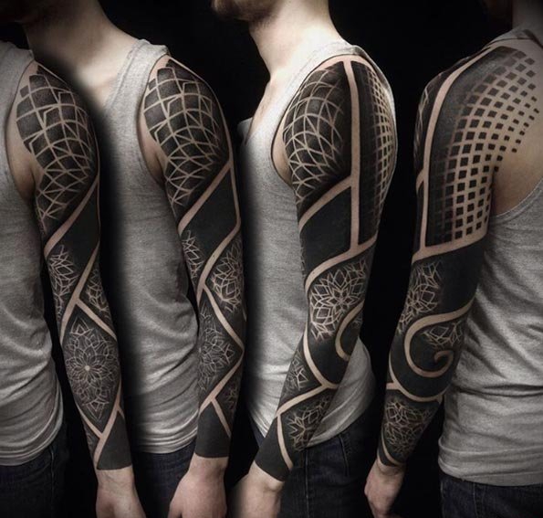 点击大图看下一张:黑色几何线条纹身点刺技巧花臂半甲纹身男士霸气纹身图案