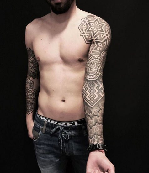 点击大图看下一张：黑色几何线条纹身点刺技巧花臂半甲纹身男士霸气纹身图案