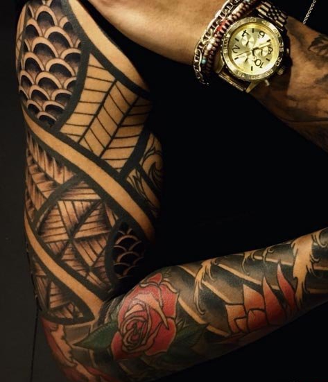 点击大图看下一张：黑色几何线条纹身点刺技巧花臂半甲纹身男士霸气纹身图案