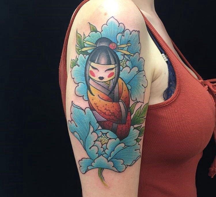 点击大图看下一张：女生手臂上彩色纹身文艺花朵纹身人物肖像纹身图片