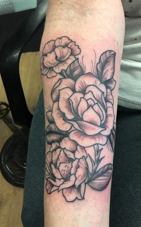点击大图看下一张：手臂上纹身黑白灰风格点刺纹身植物纹身素材文艺花朵纹身图片