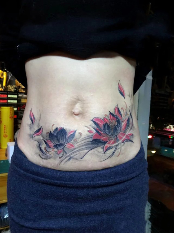 点击大图看下一张：腹部个性莲花纹身图案