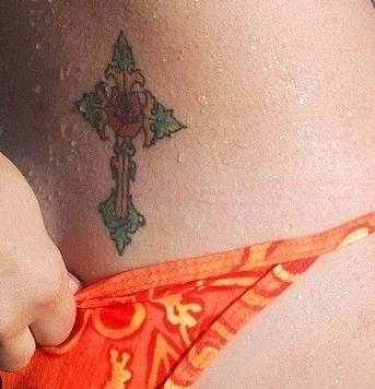 点击大图看下一张：女生腰部十字架彩色纹身图案