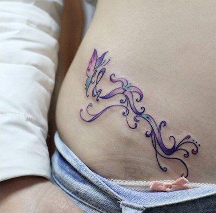 点击大图看下一张：美女腹部漂亮的蝴蝶与藤蔓纹身图案