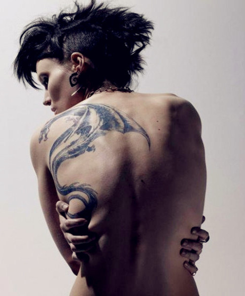 点击大图看下一张：电影龙刺青的女孩背部龙纹身图案