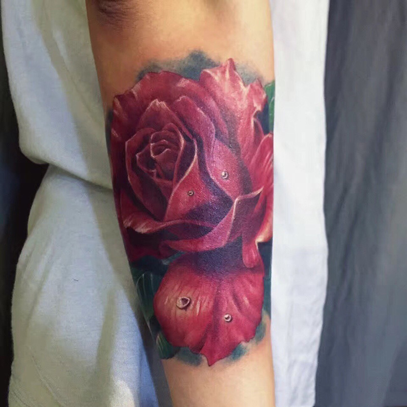 点击大图看下一张：手臂写实娇艳欲滴红玫瑰纹身图案
