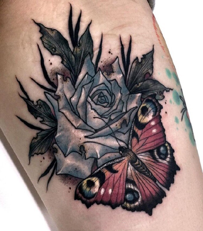 点击大图看下一张：大腿蝴蝶玫瑰彩绘纹身图案