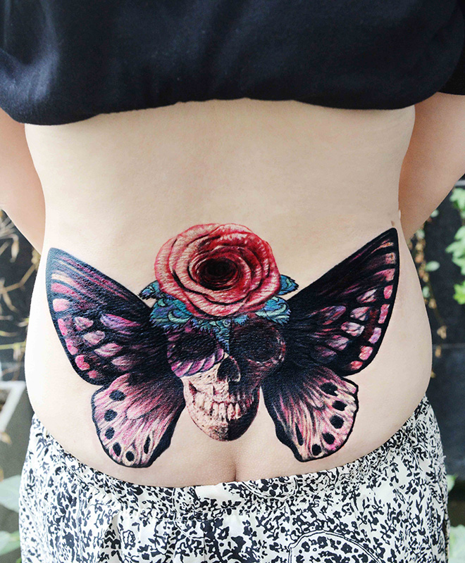 点击大图看下一张：蝴蝶与骷髅玫瑰腰部纹身图案