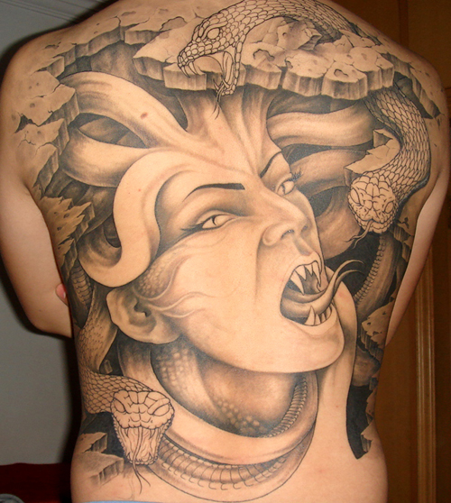 点击大图看下一张：满背凶悍的美杜莎纹身图案图案