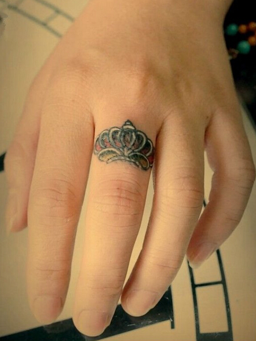 点击大图看下一张：手指皇冠戒指纹身图案