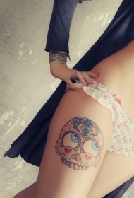 女孩右腿上心形与骷髅头纹身图案