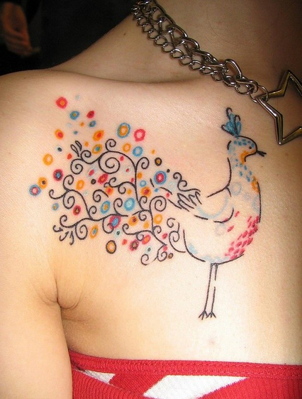 点击大图看下一张：女性胸部漂亮的孔雀图腾纹身图案
