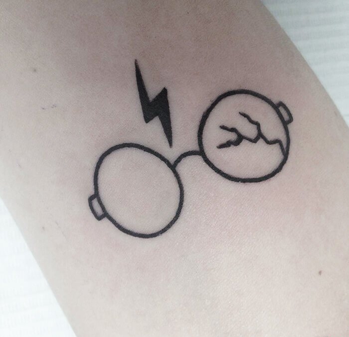 点击大图看下一张:哈利波特系列几何元素简约线条纹身图案