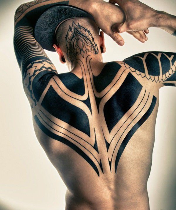 点击大图看下一张：男生黑白部落图腾纹身点刺技巧简单个性线条纹身图案