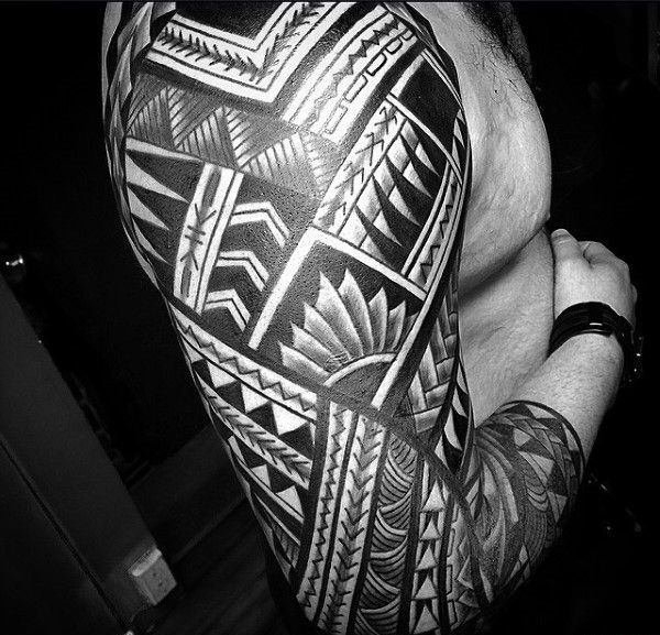 点击大图看下一张：男生黑白部落图腾纹身点刺技巧简单个性线条纹身图案