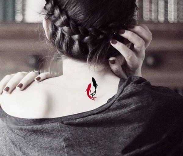 点击大图看下一张：女生后颈部性感又可爱的小清新纹身图案