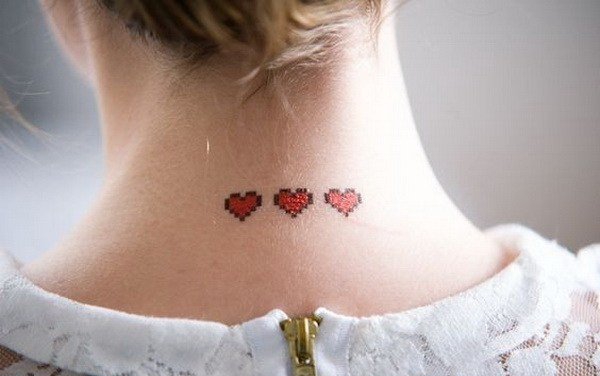 点击大图看下一张：女生后颈部性感又可爱的小清新纹身图案