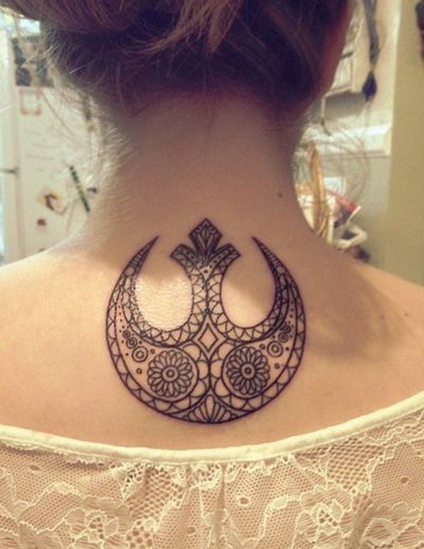 点击大图看下一张:女生后颈部性感又可爱的小清新纹身图案