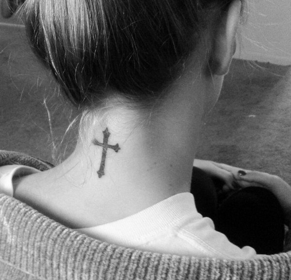 点击大图看下一张:女生后颈部性感又可爱的小清新纹身图案