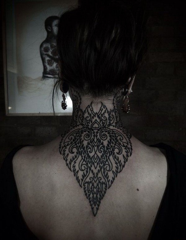 点击大图看下一张：女生后颈部性感又可爱的小清新纹身图案