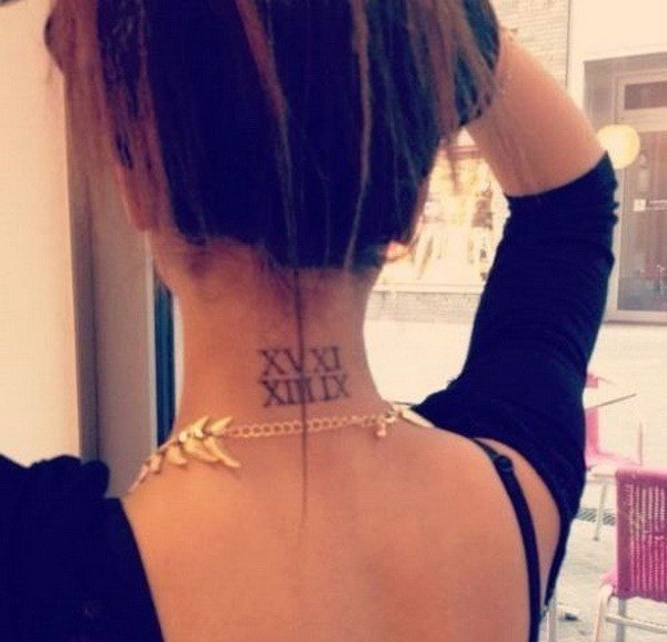 点击大图看下一张:女生后颈部性感又可爱的小清新纹身图案