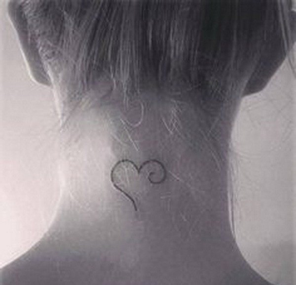 点击大图看下一张：女生后颈部性感又可爱的小清新纹身图案