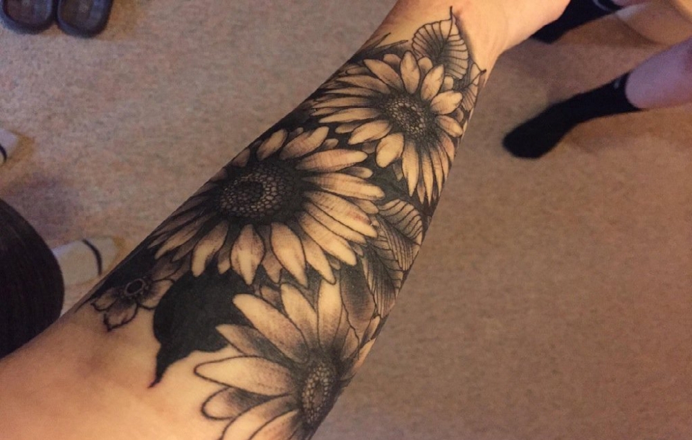 点击大图看下一张：手臂上黑白纹身点刺技巧植物纹身素材向日葵纹身图片
