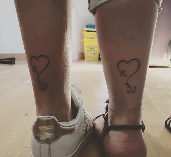 点击大图看下一张:象征女生友谊的线条纹身简洁姐妹纹身小图案