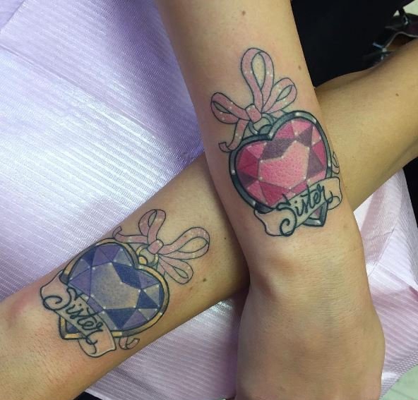 点击大图看下一张：象征女生友谊的线条纹身简洁姐妹纹身小图案