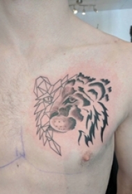 男生胸部纹身黑白灰风格点刺纹身狮子头纹身图片