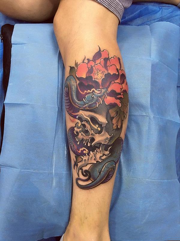点击大图看下一张：小腿牡丹花骷髅蛇彩绘纹身图案