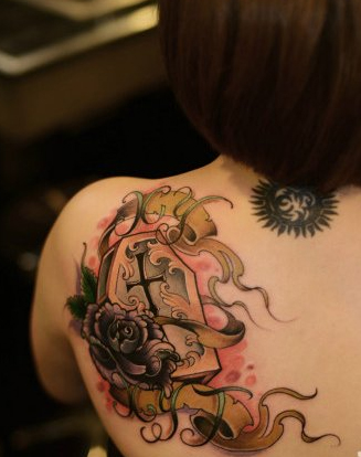 点击大图看下一张：女性背部欧美棺材彩绘纹身图案