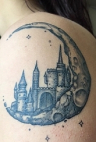 女生肩膀上纹身黑白灰风格点刺纹身月亮建筑物纹身图片