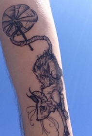 手臂上纹身黑白灰风格老鼠纹身动物纹身图片