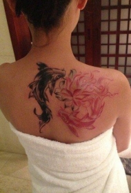 女生背部时尚的鲤鱼纹身图案