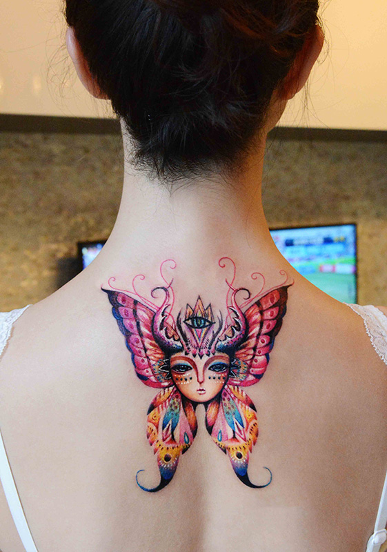 点击大图看下一张：蝴蝶女神美女后背炫彩纹身图案