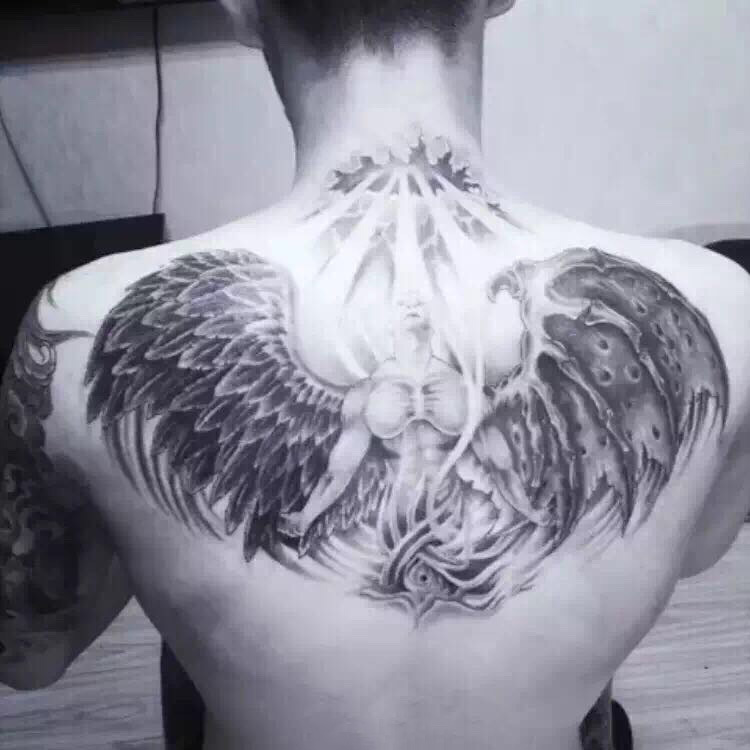 点击大图看下一张：天使与圣光个性后背纹身图案