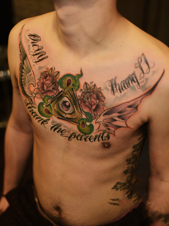 点击大图看下一张：男性胸部上帝之眼翅膀玫瑰纹身图案