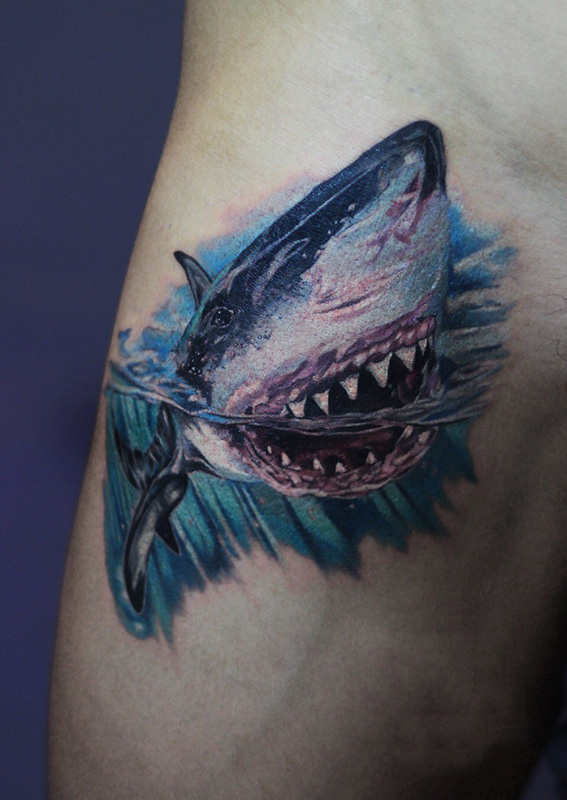 点击大图看下一张：手臂个性鲨鱼彩绘纹身图案