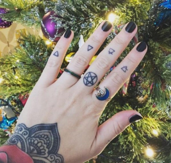 点击大图看下一张：一组简单个性线条纹身创意符号纹身图案