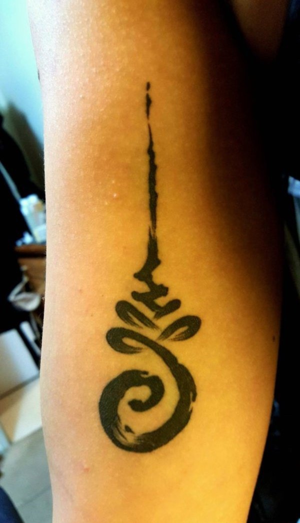 点击大图看下一张:一组简单个性线条纹身创意符号纹身图案