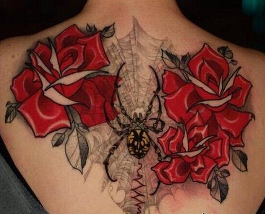点击大图看下一张：女人背部妖艳玫瑰和蜘蛛纹身图案