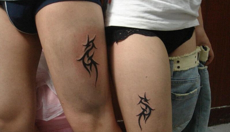 点击大图看下一张：情侣大腿上图腾纹身图案