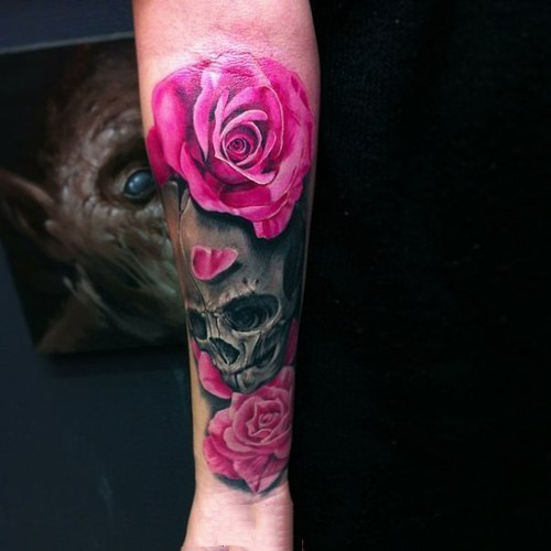 点击大图看下一张：手臂美艳动人的骷髅皇后玫瑰纹身图案