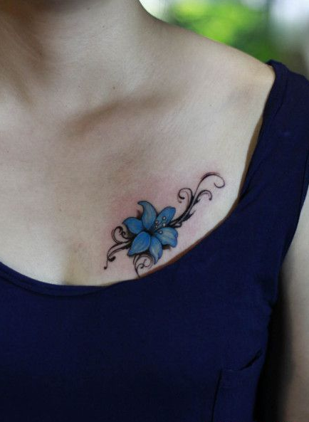 点击大图看下一张：美女胸部清新的蓝色小花纹身图案