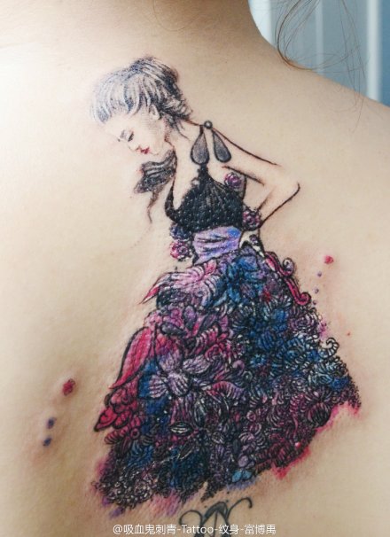 点击大图看下一张：背部彩色花朵裙子与女孩纹身图案