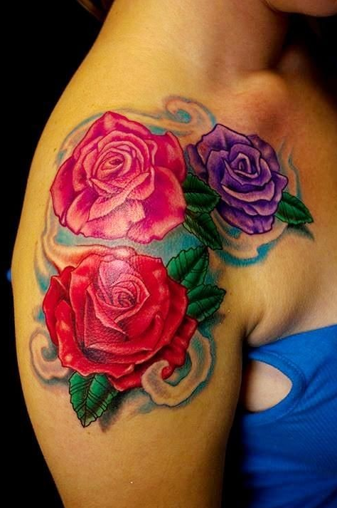 点击大图看下一张：女性肩部亮丽的玫瑰纹身图案